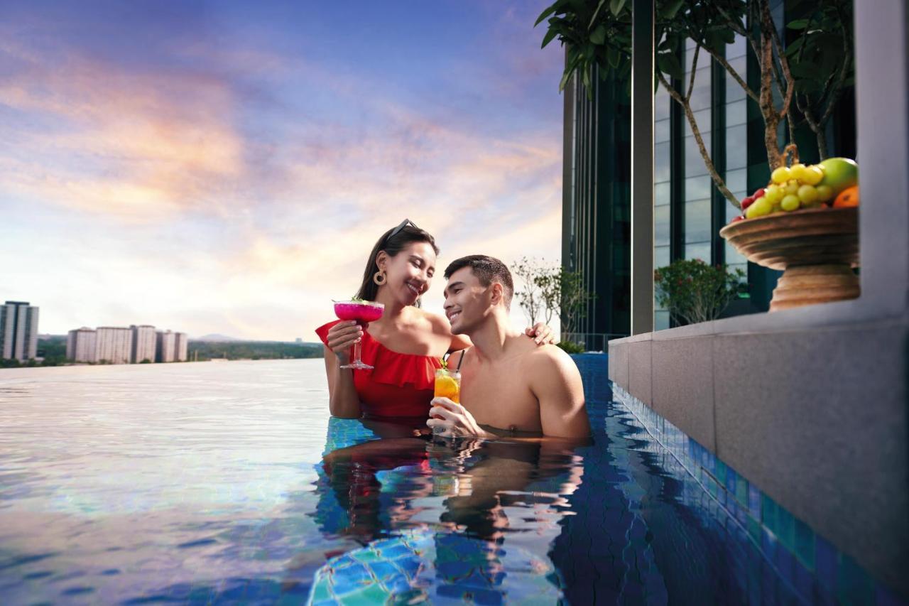 Doubletree By Hilton Shah Alam I-City Eksteriør billede Infinity pool at The View