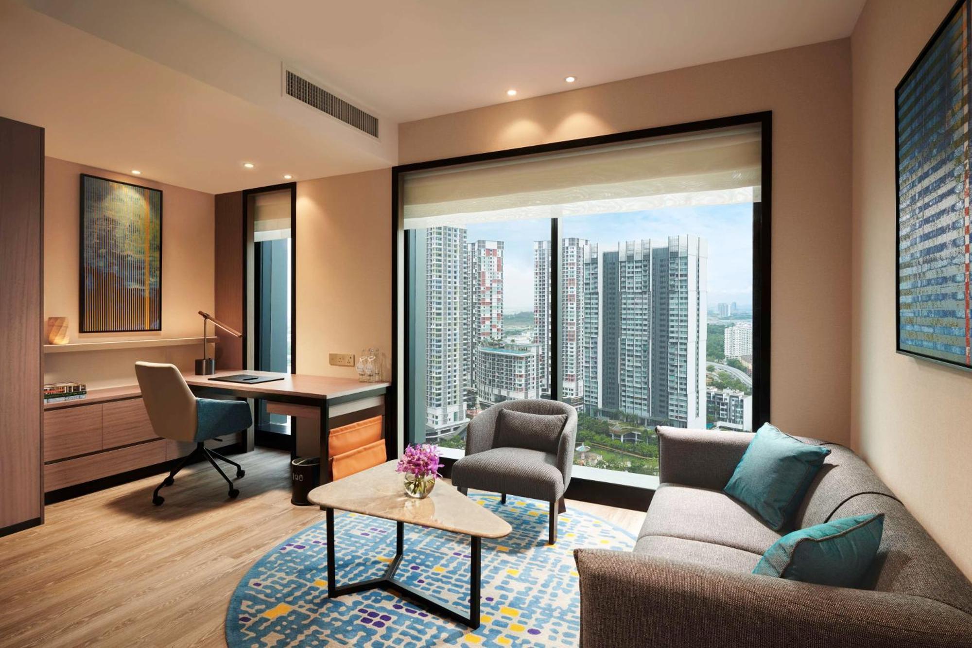 Doubletree By Hilton Shah Alam I-City Eksteriør billede A living room in a suite at the hotel