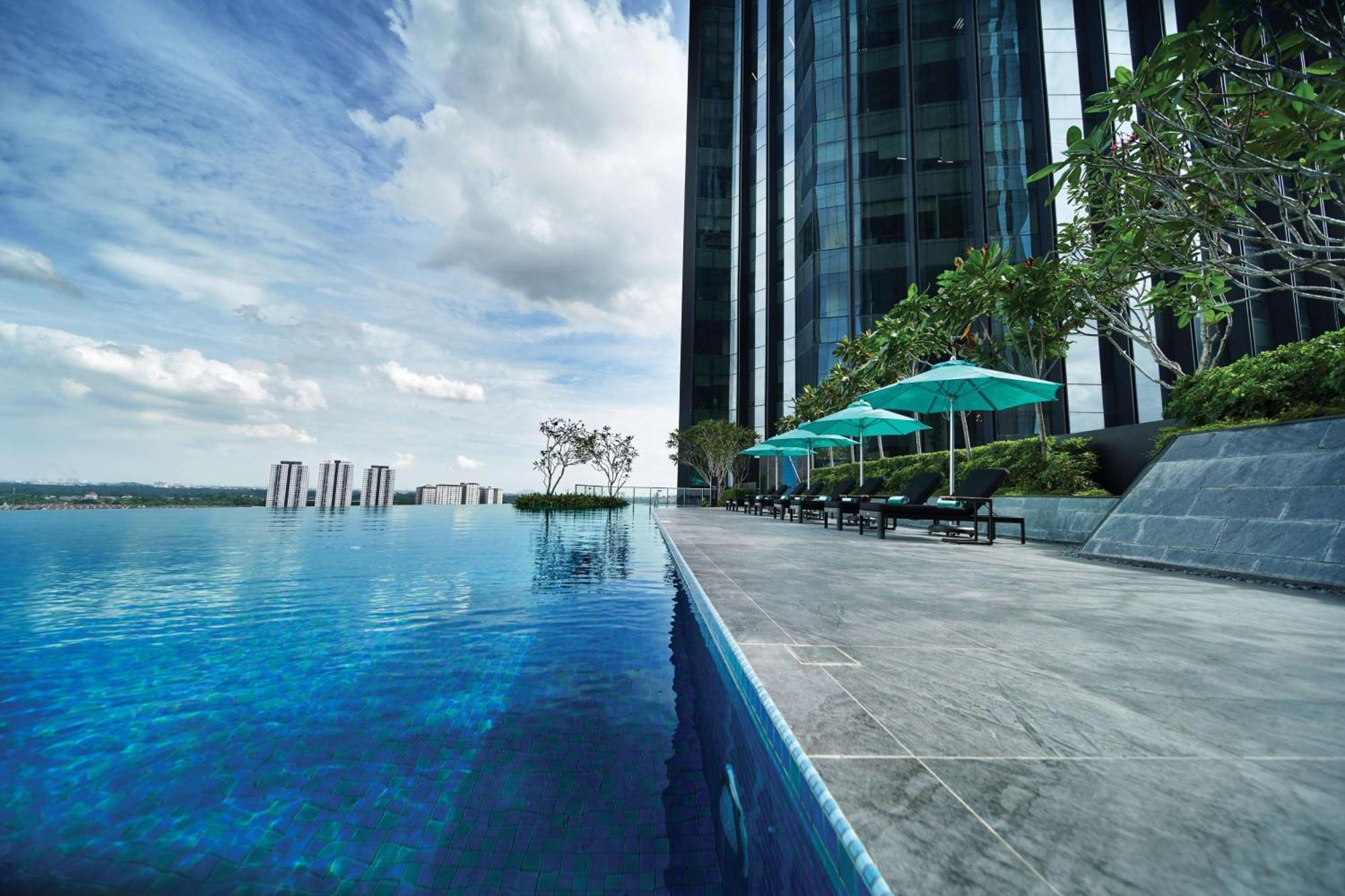 Doubletree By Hilton Shah Alam I-City Eksteriør billede Infinity pool at the 50th floor